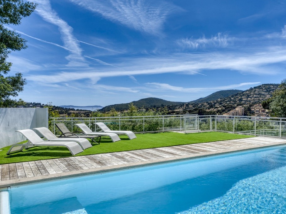 Magnifique vue panoramique de la piscine (9,5x4). Une pergola (4x3) a été installée pour permettre une pause ombragée sur les transats, si souhaitée