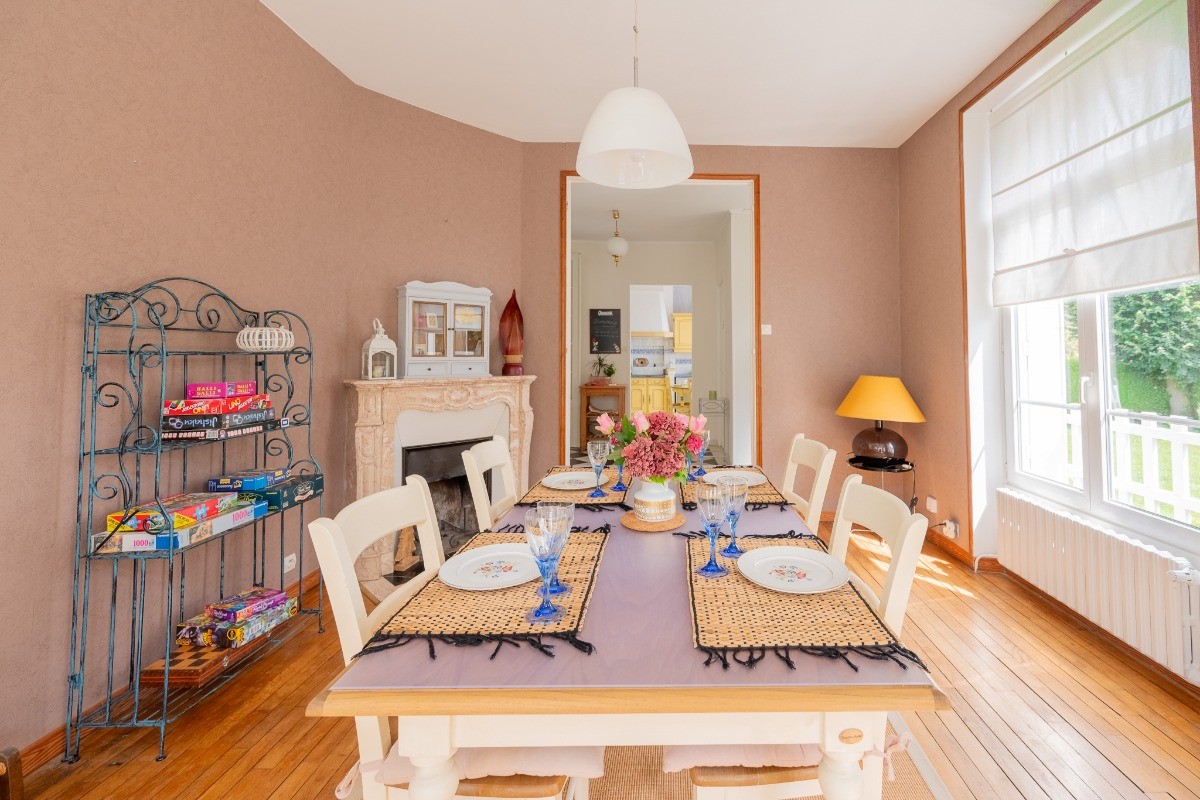 salle à manger avec vue sur la cuisine