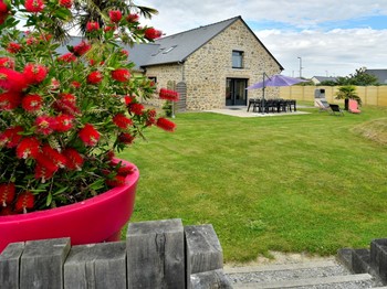 Le gîte, restauré dans un ancien corps de ferme. Terrasse, salon de jardin, transats, espace pétanque et pelouse.