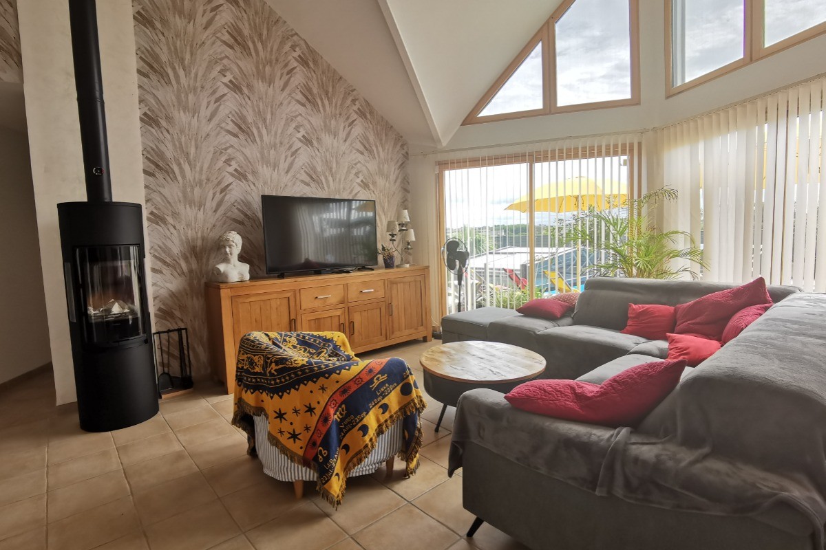 Salon avec poêle à bois