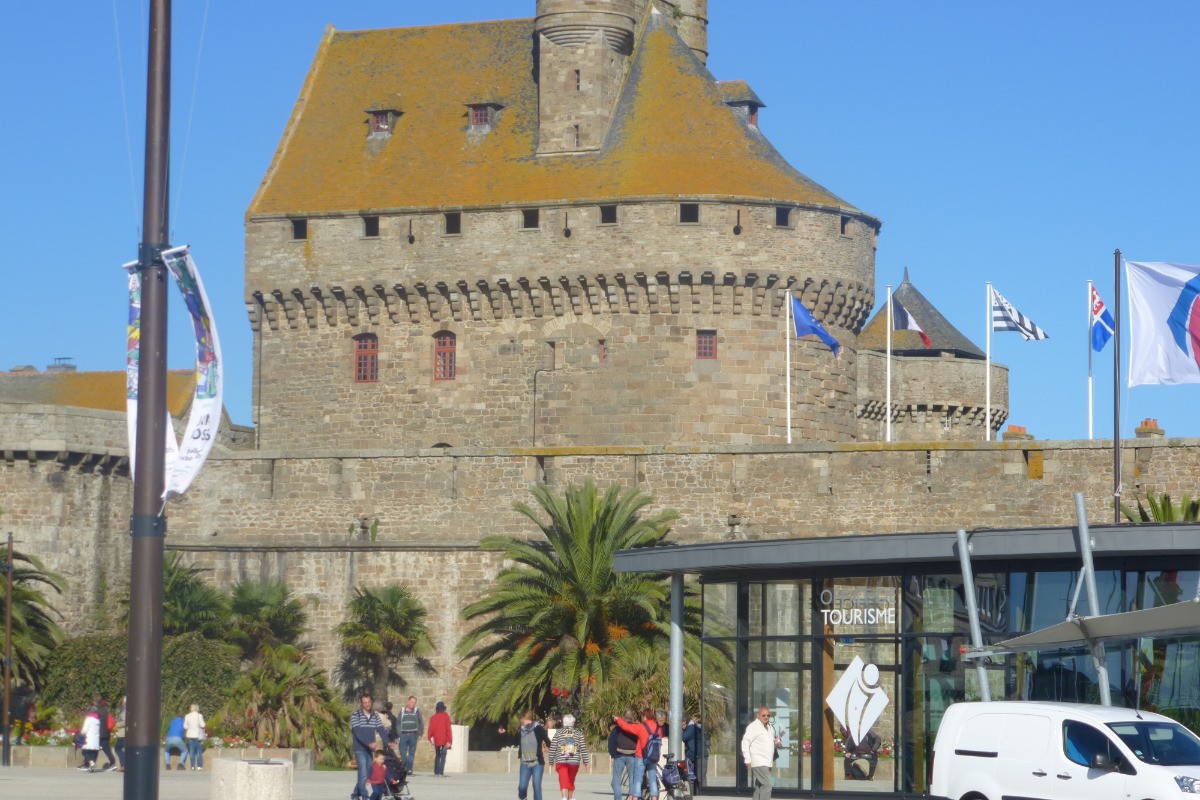la mairie au sein des remparts