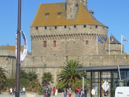 la mairie au sein des remparts