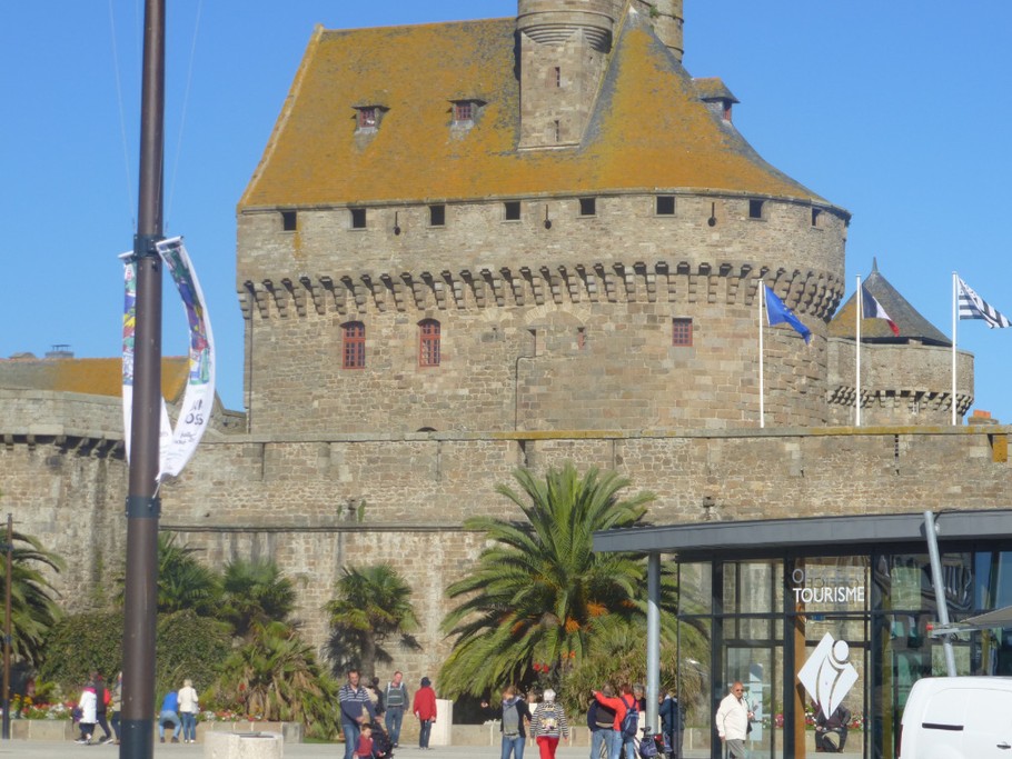la mairie au sein des remparts