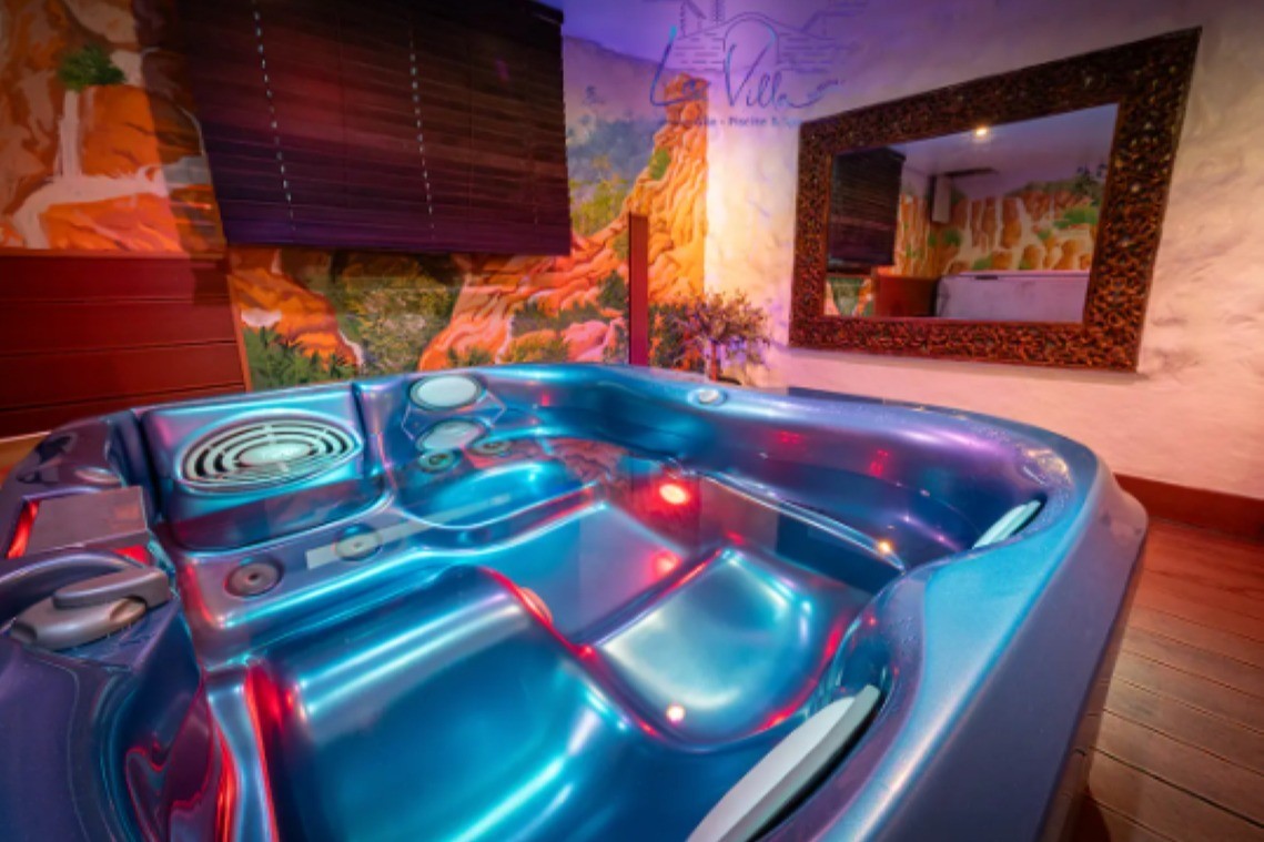 Jacuzzi - Gîte La Grange tout confort avec piscine chauffée, spa, sauna, hammam et salle de sport à Fontenay