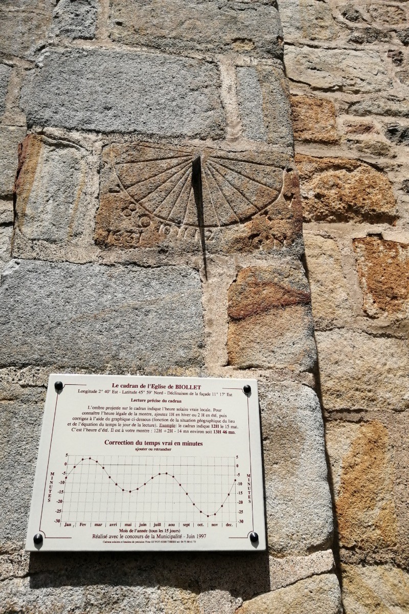 Petite merveille des Combrailles - le cadran solaire sur l'église de Biollet