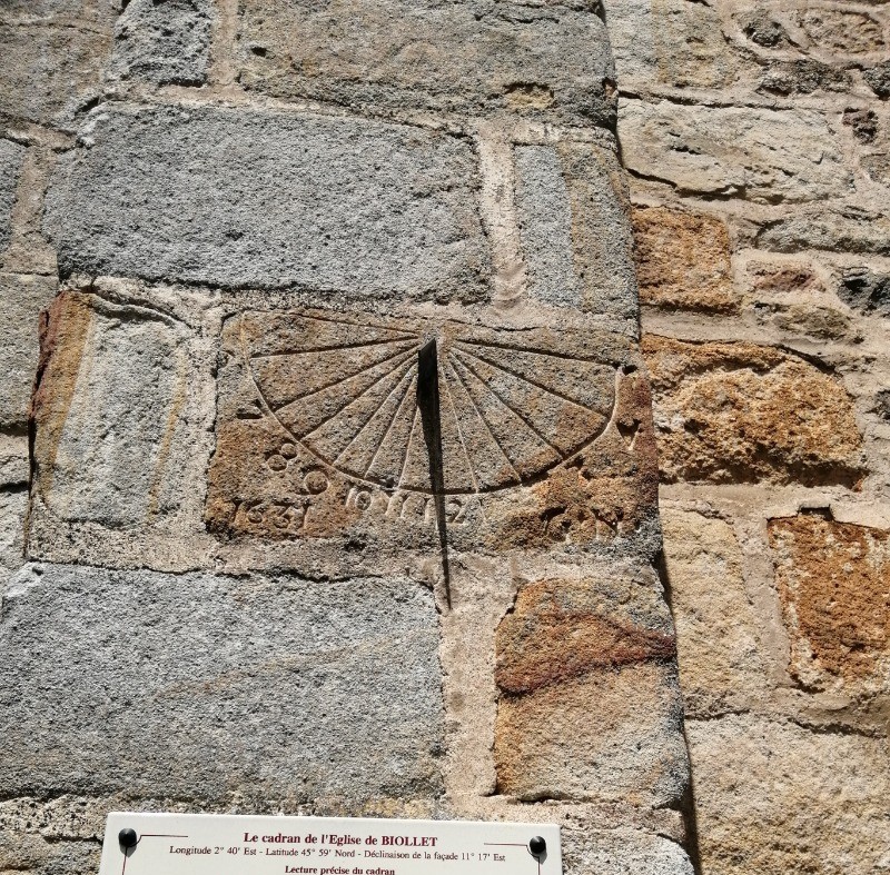 Petite merveille des Combrailles - le cadran solaire sur l'église de Biollet