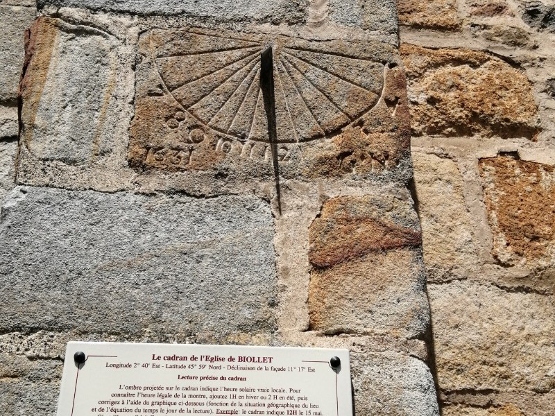 Little wonder of the Combrailles - the sundial on the church in Biollet
