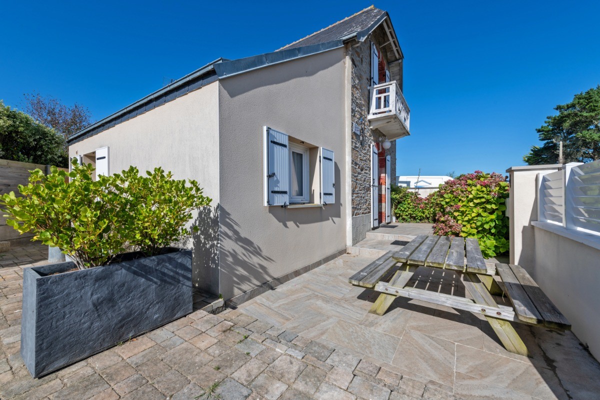 Maison avec une grande terrasse et parking privatif clos