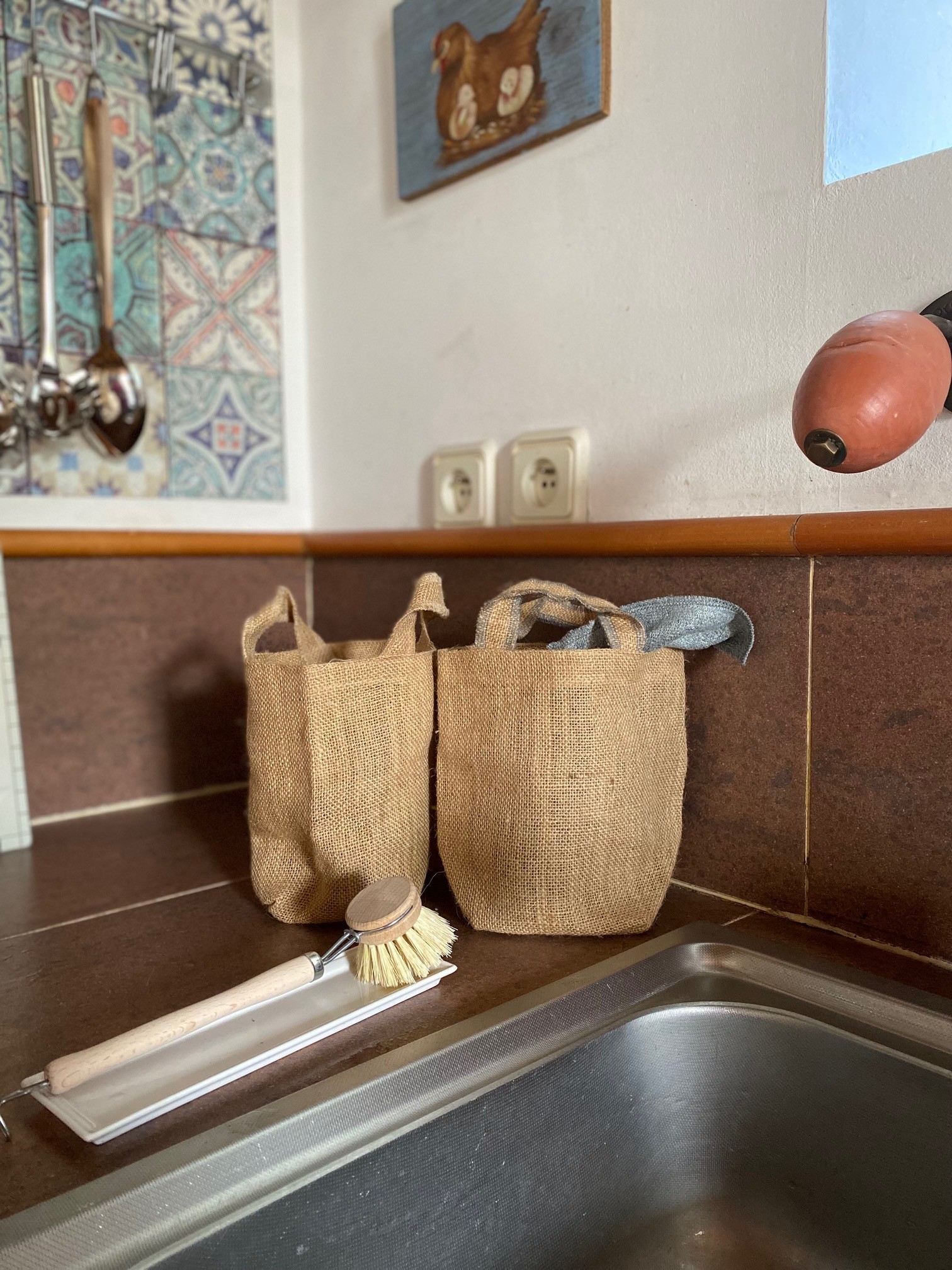 Grande pièce de vie au rez-de-chaussée avec espace cuisine toute aménagée et son mini bar, espace séjour, espace (vrai) bureau, et espace salon avec canapé en cuir, poêle à bois et TV.