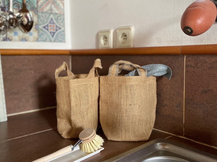 Grande pièce de vie au rez-de-chaussée avec espace cuisine toute aménagée et son mini bar, espace séjour, espace (vrai) bureau, et espace salon avec canapé en cuir, poêle à bois et TV.