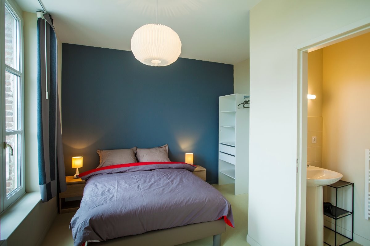 Chambre grise avec sa salle d'eau