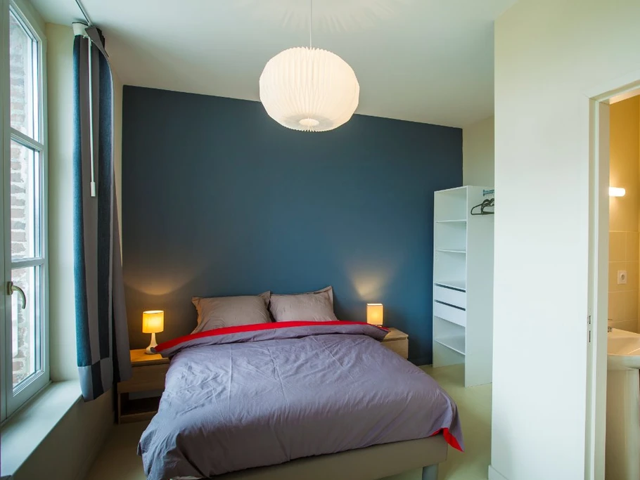 Chambre grise avec sa salle d'eau