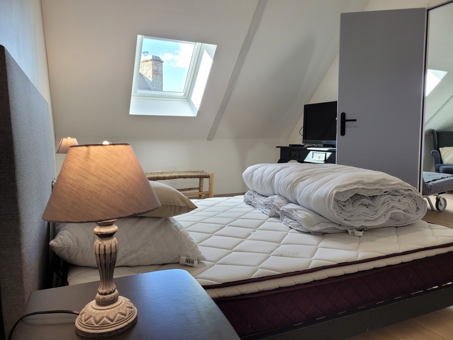 Location Ty Kermaudez, Clévacances, Paimpol, Chambre lit 160 étage gauche
