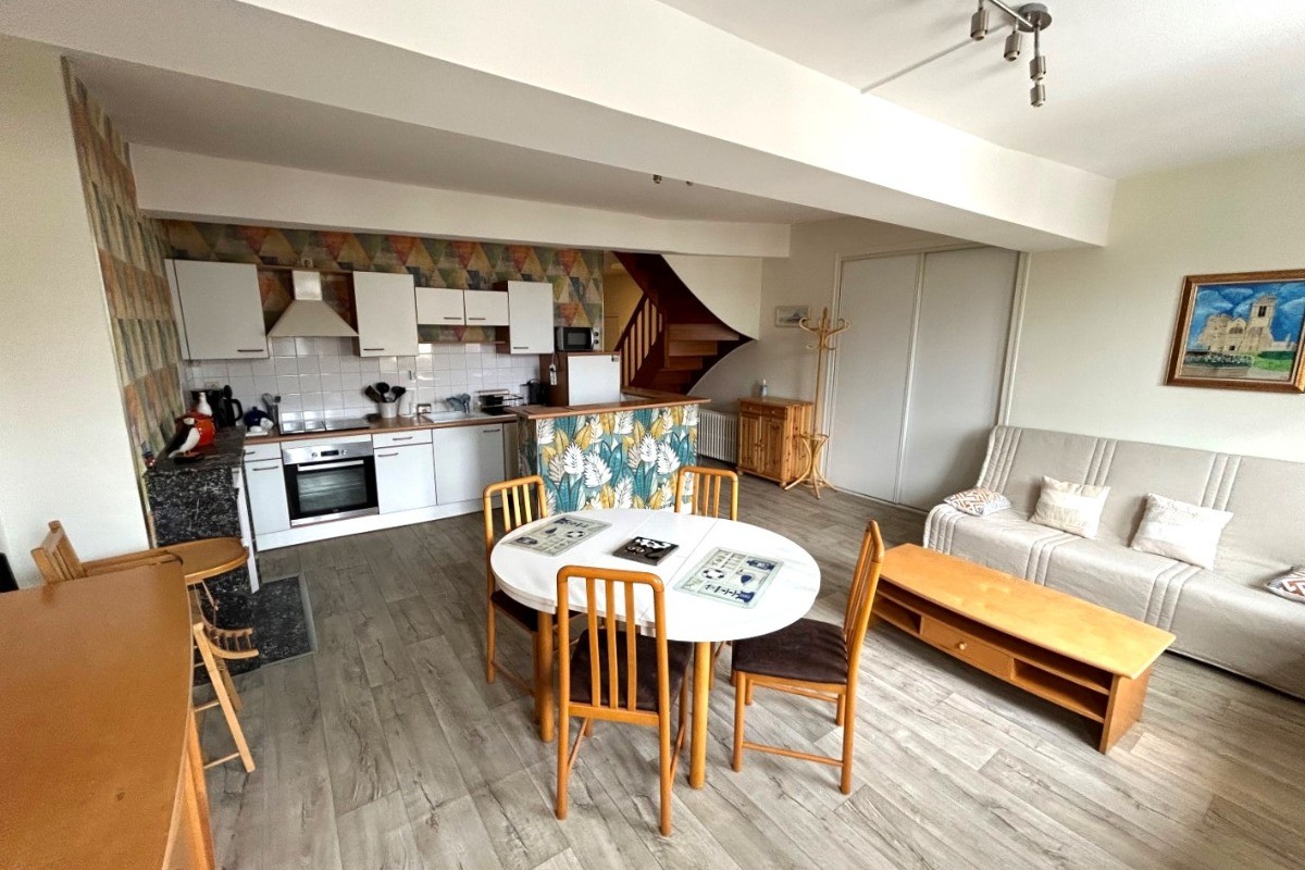 Chambre spacieuse sous comble pour 2 personnes (lit 140 cm) avec nombreux rangement et  espace bureau (télétravail possible, Wifi fourni)