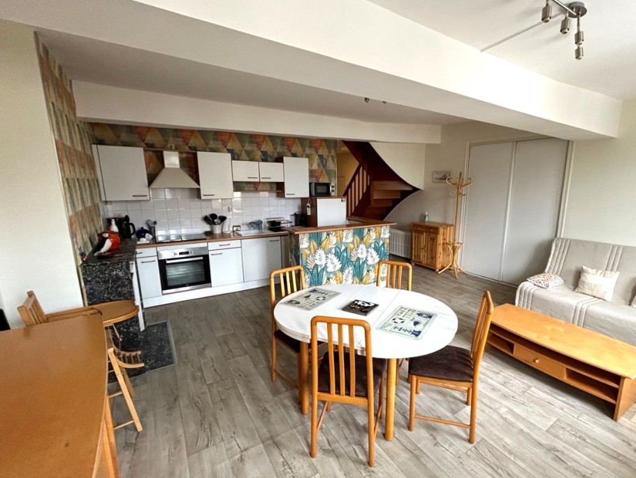 Chambre spacieuse sous comble pour 2 personnes (lit 140 cm) avec nombreux rangement et espace bureau (télétravail possible, Wifi fourni)