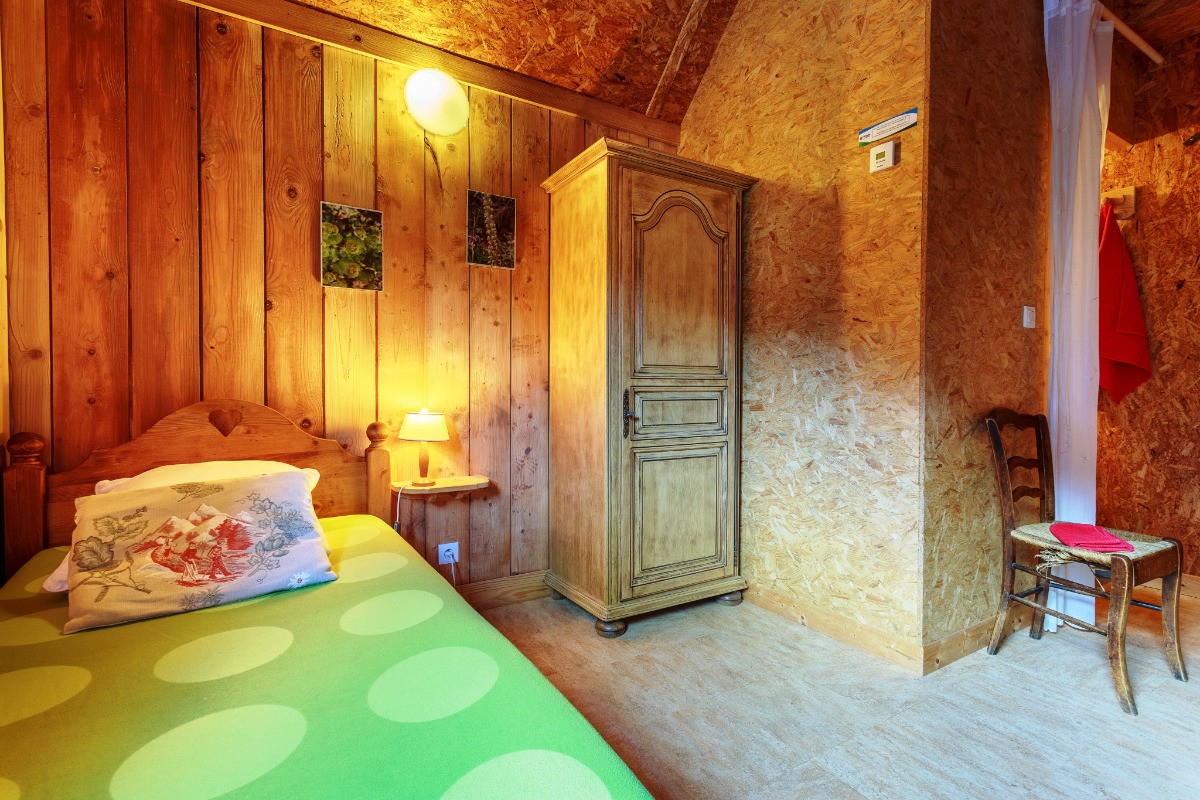 Evasion au Naturel - Balcon de Marcieu - vue sur la chambre verte 3 couchages avec coin salle de bain (douche &amp; lavabo)-  col de Marcieu en Chartreuse