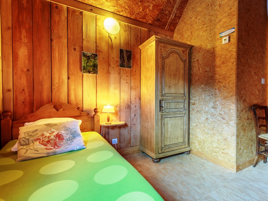 Evasion au Naturel - Balcon de Marcieu - vue sur la chambre verte 3 couchages avec coin salle de bain (douche & lavabo)-  col de Marcieu en Chartreuse