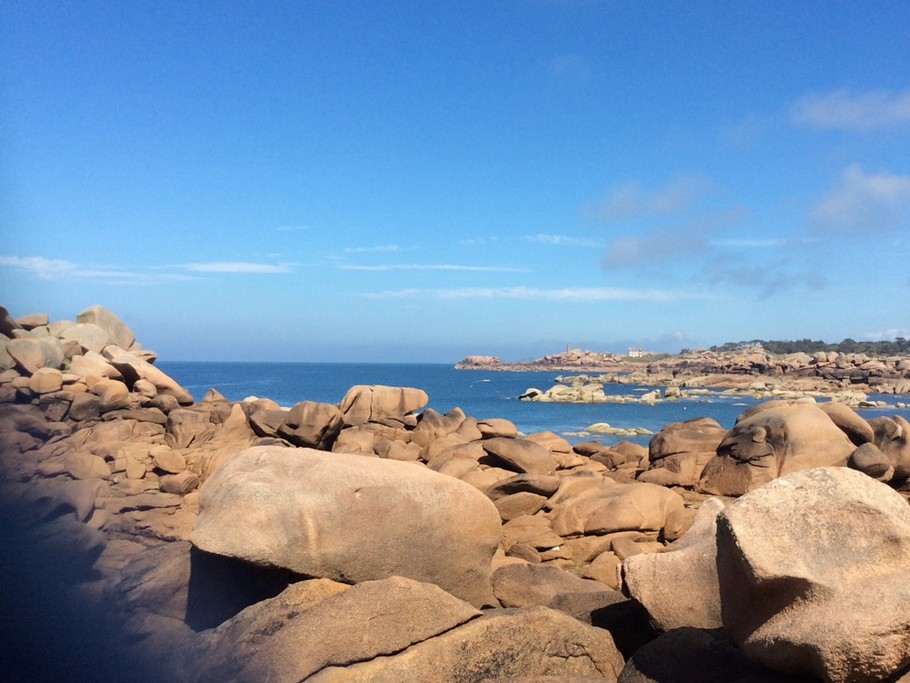 TERRASSE VUE PANORAMIQUE SUR LA MER COTE DE GRANIT ROSE, TREGASTEL, COTES d'ARMOR, BRETAGNE - Rochers à l’ile Renote