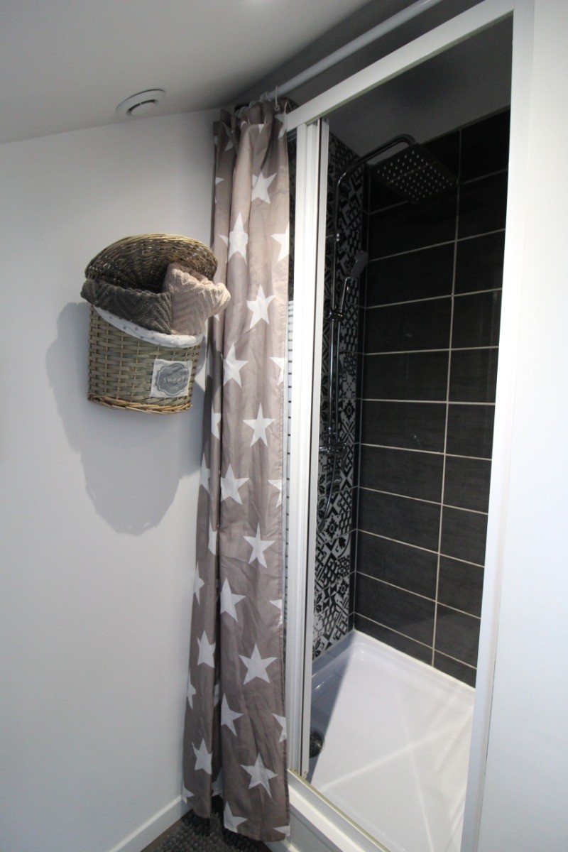 Douche et linge de toilette fourni - La Studette