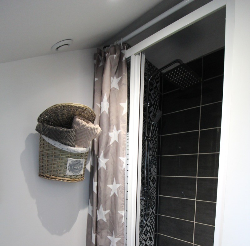 Douche et linge de toilette fourni - La Studette