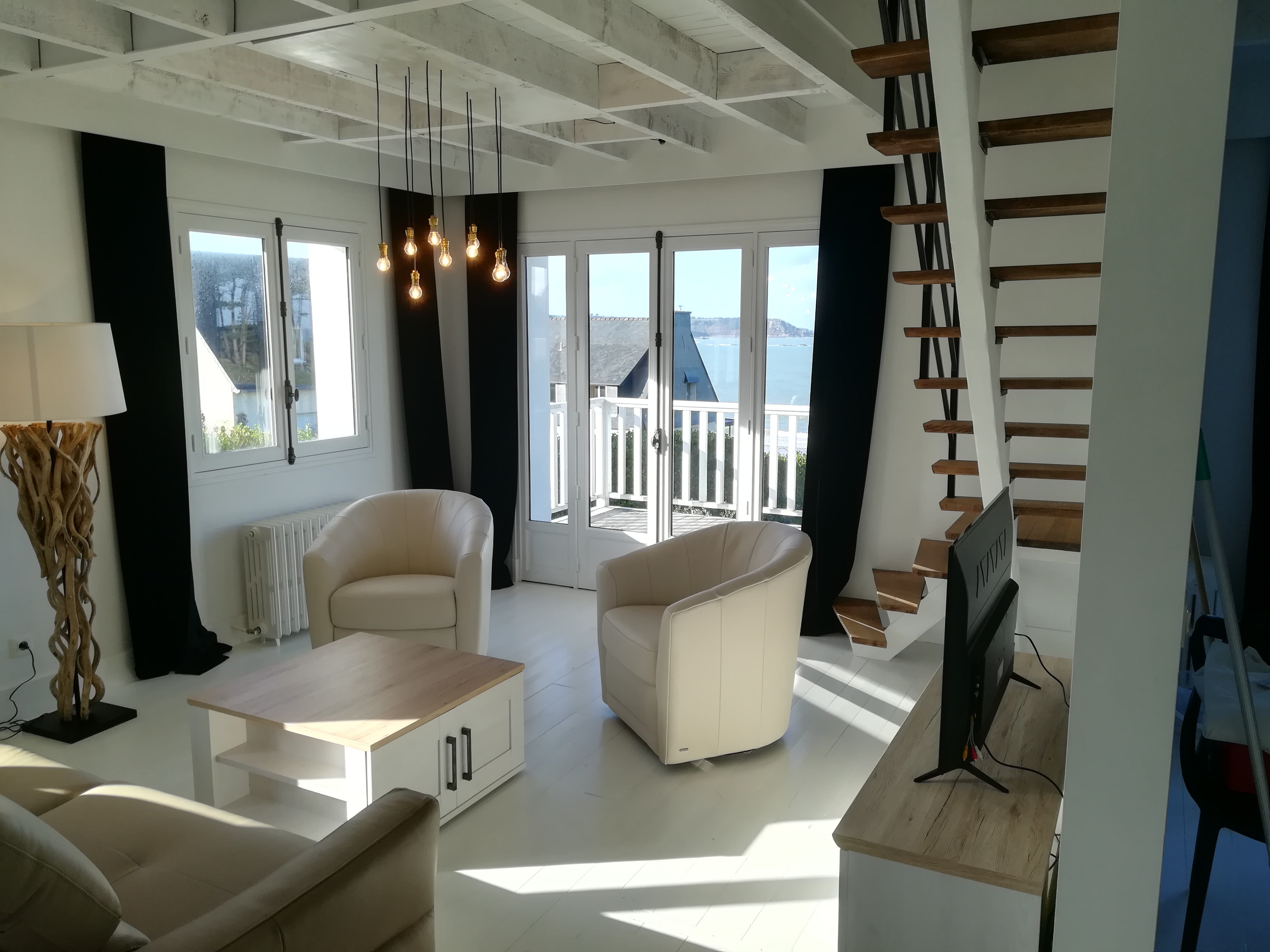 salon-séjour avec balcon-terrasse