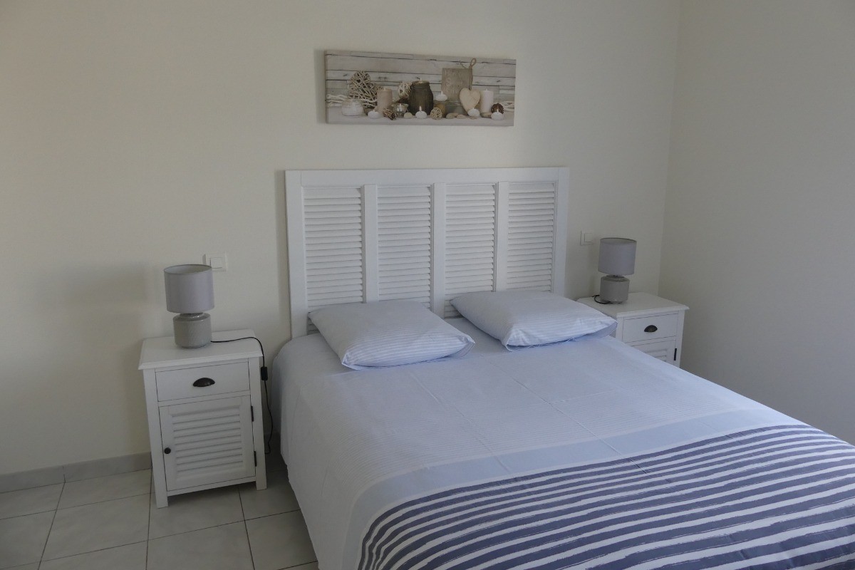 Chambre 1 avec un lit en 140