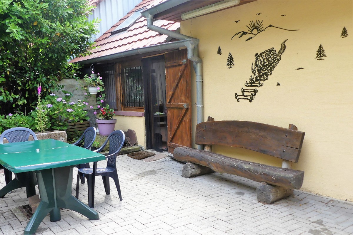 Cour à l'arrière de la maison - Entrée sur terrasse couverte