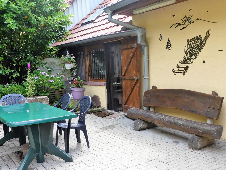 Cour à l'arrière de la maison - Entrée sur terrasse couverte