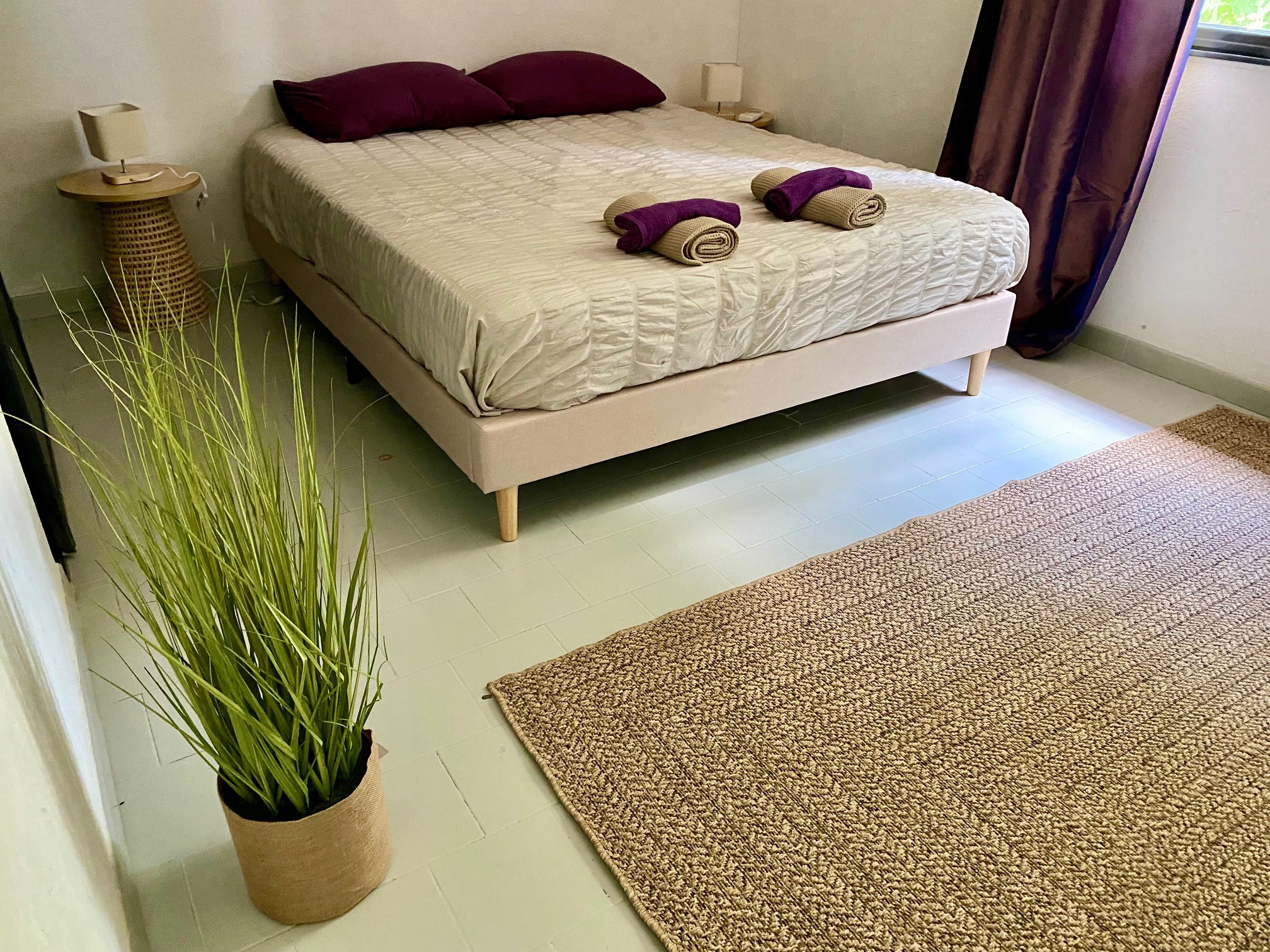 Chambre Galet donnant sur le jardin, lit de 160, climatisée