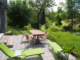 La terrasse face au point d'eau et à la bambouseraie.