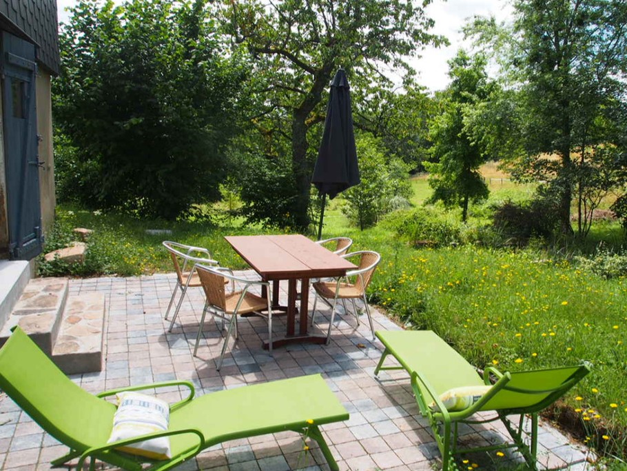 La terrasse face au point d'eau et à la bambouseraie.