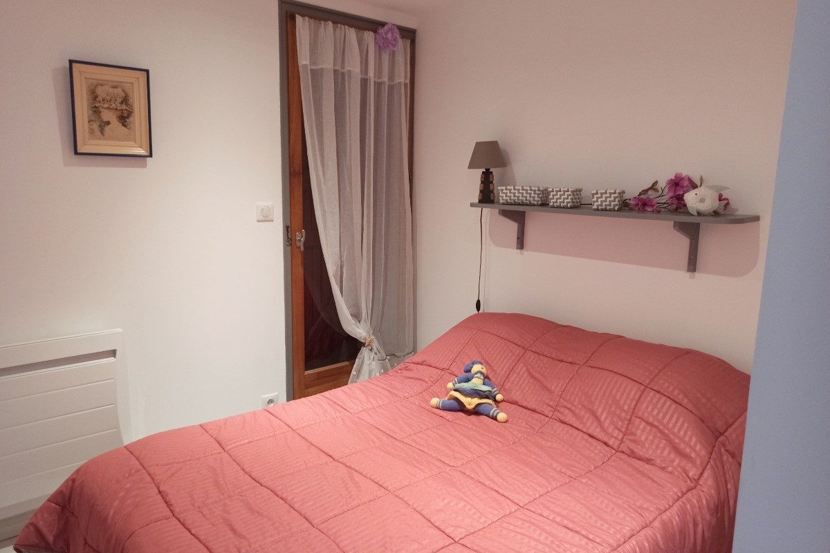 Chambre avec porte fenêtre accès terrasse arrière