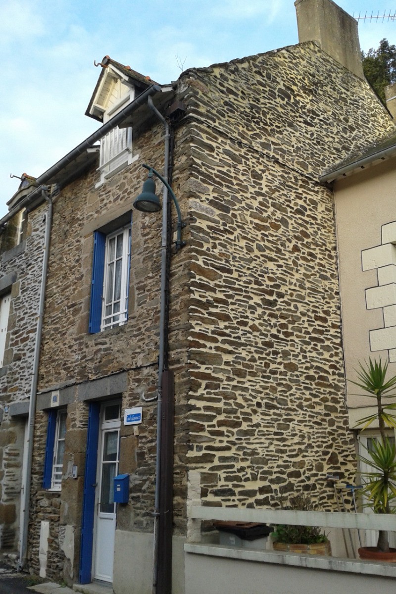 Façade avant donnant sur une impasse.