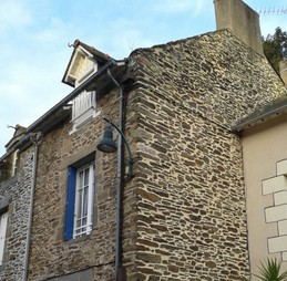 Façade avant donnant sur une impasse.