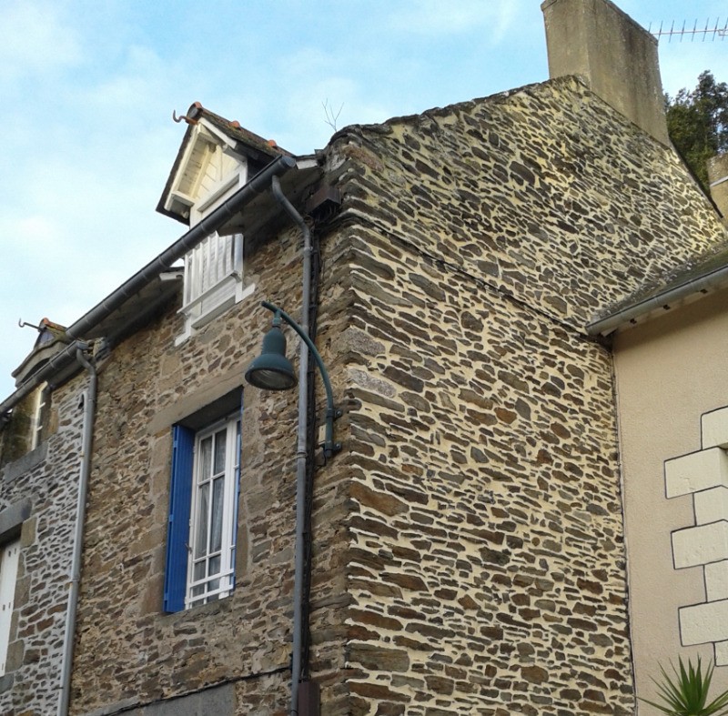 Façade avant donnant sur une impasse.