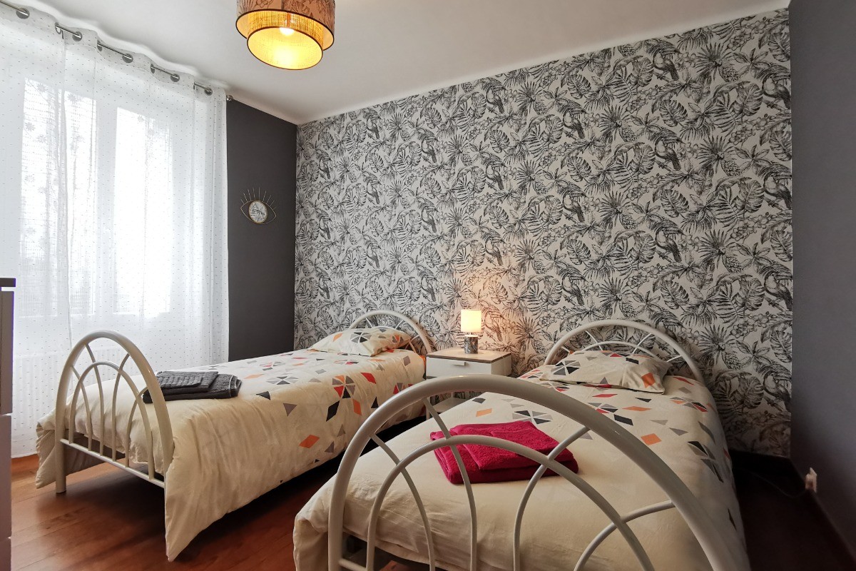 chambre 4 avec 2 lits simples 90*190cm et commodes