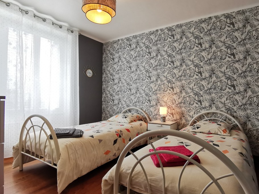 chambre 4 avec 2 lits simples 90*190cm et commodes