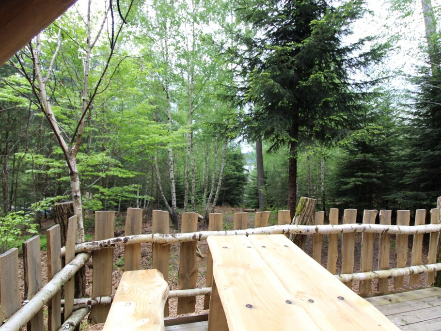 Vue sur la Clairière et aperçu sur le lac - Tente du Trappeur - Les Cabanes du Lac de Pierre Percée