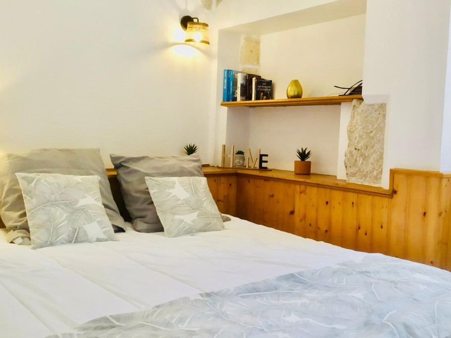 Coin nuit : composé d'un lit deux personnes de 140x190. Fenêtre donnant sur une petite placette.