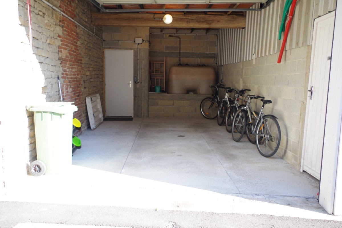 Le garage privatif communiquant avec le logement. Bacs de tri, vélos et petit matériel de pêche sont à votre disposition.