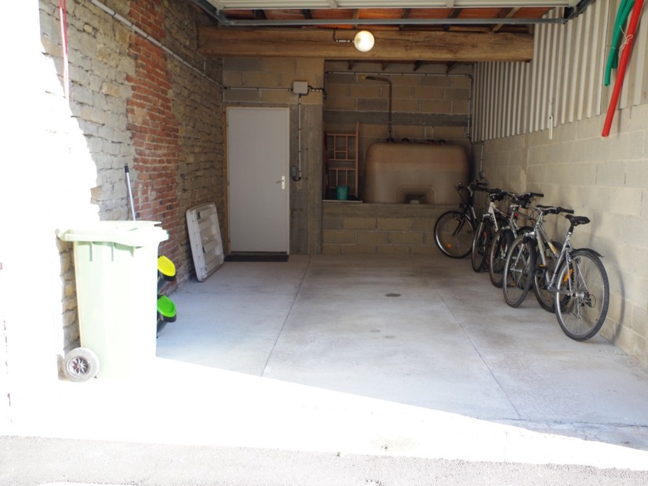 Le garage privatif communiquant avec le logement. Bacs de tri, vélos et petit matériel de pêche sont à votre disposition.