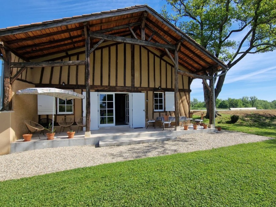 Peyrucolle - Façade et terrasse