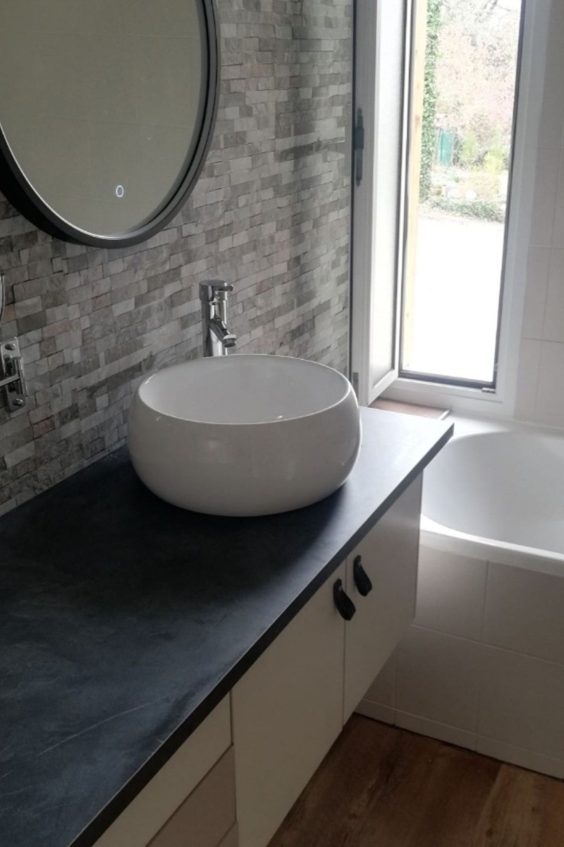Le Gîte le Roqual salle de bain moderne avec baignoire