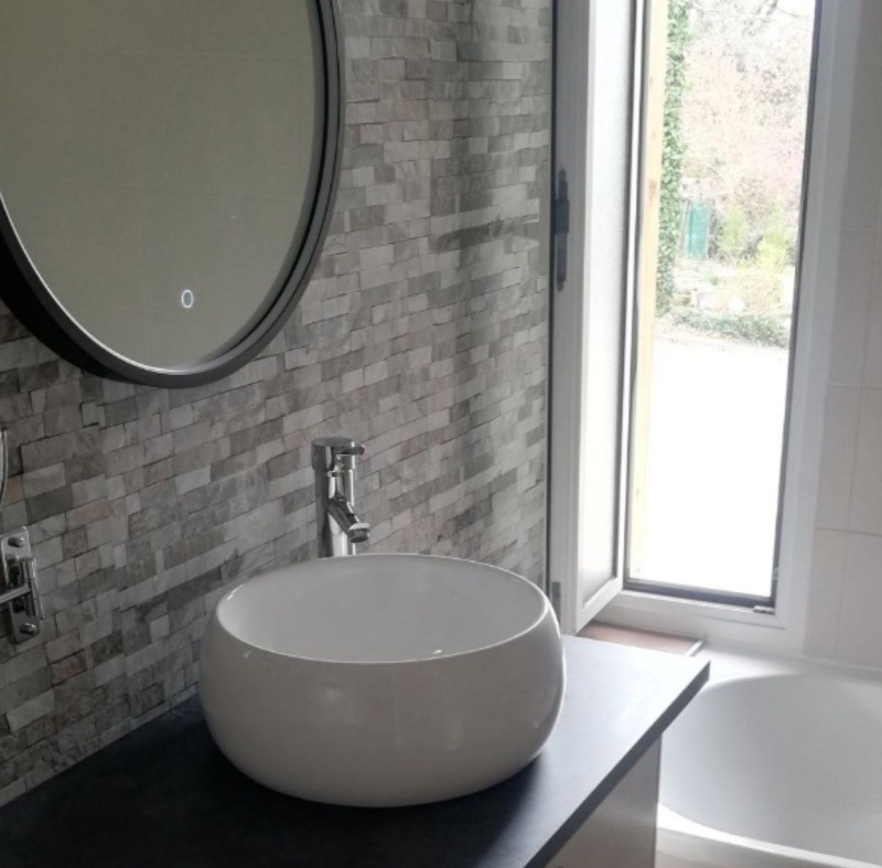 Le Gîte le Roqual salle de bain moderne avec baignoire