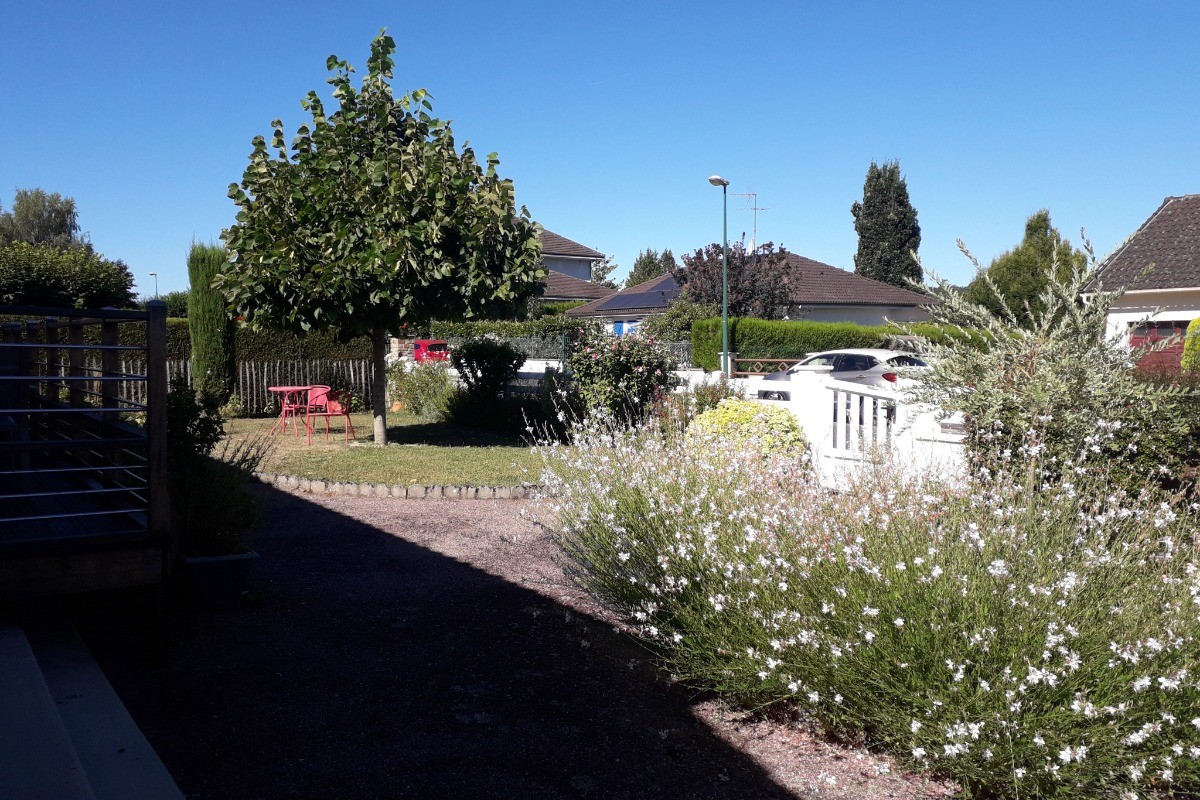 Vue jardin fleuri Gîte LES THUYAS HAUTE-VIENNE