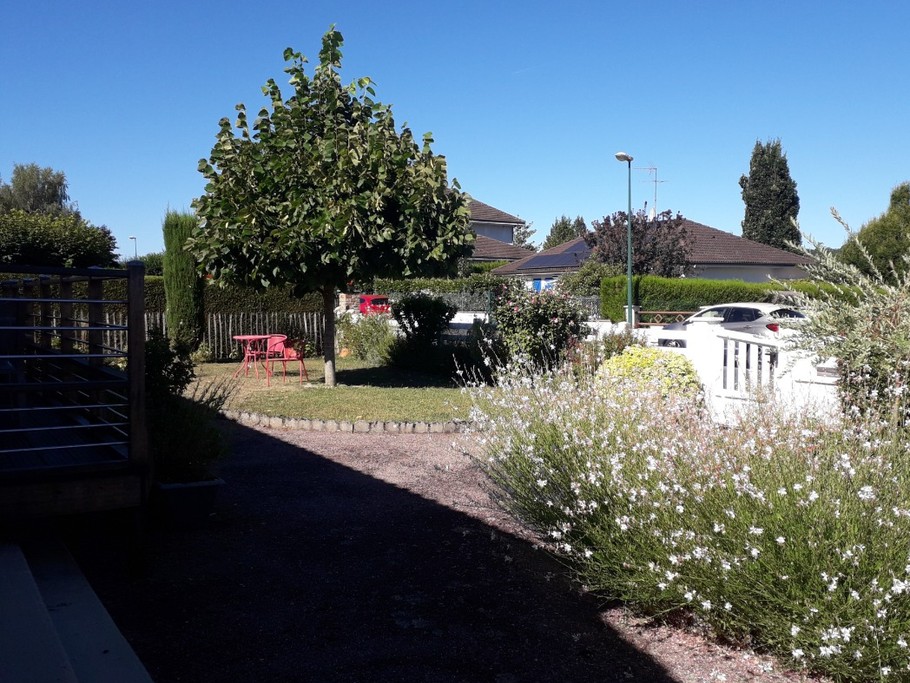 Vue jardin fleuri Gîte LES THUYAS HAUTE-VIENNE