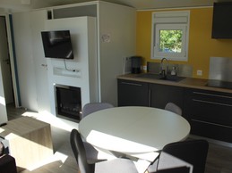 – Kitchenette avec feu au gaz – Réfrigérateur – Vaisselle – Lave vaisselle – Micro-onde – Coin repas