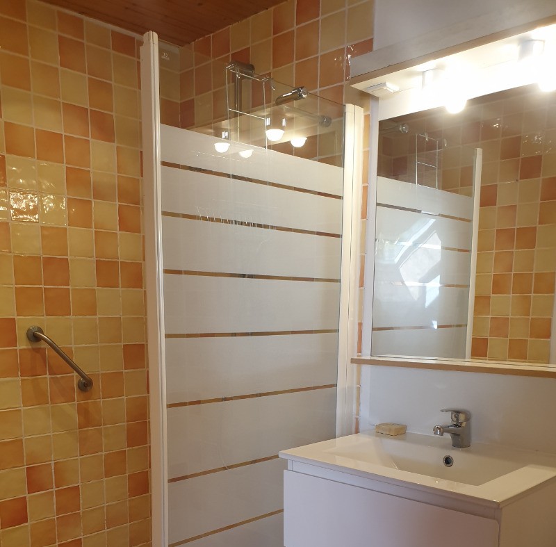 Salle d'eau (douche à l'italienne) et toilettes