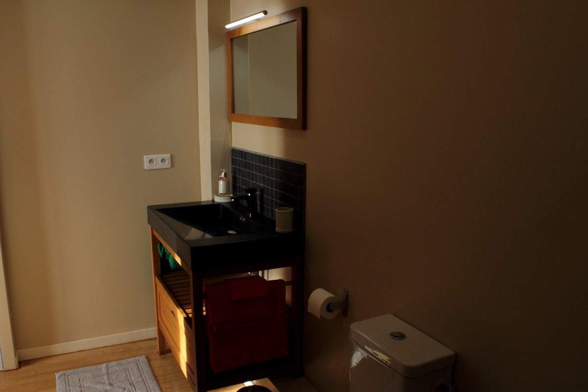 Vaste salle d'eau donnant sur la chambre