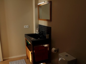 Vaste salle d'eau donnant sur la chambre